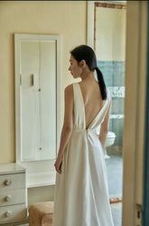Robe longue en soie sans manches avec décolleté drapé et détail dos nu pour femme